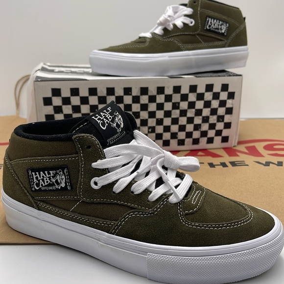 Vans WMNS Skate Half Cab Dark Olive
VN0A5FCDDOL
Sneakers - Picture 14 of 16